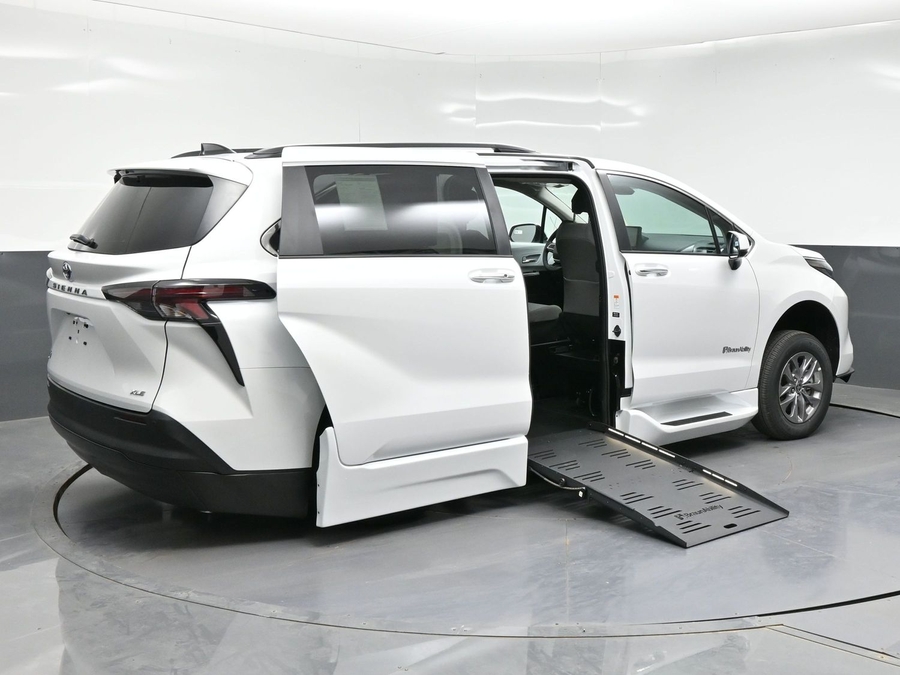 New 2026 Toyota Sienna Hybrid XLE Base - BraunAbility Side Entry Entry Fold Out Automatic Ramp