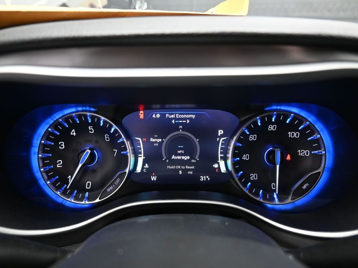 Black Chrysler Pacifica image number 16