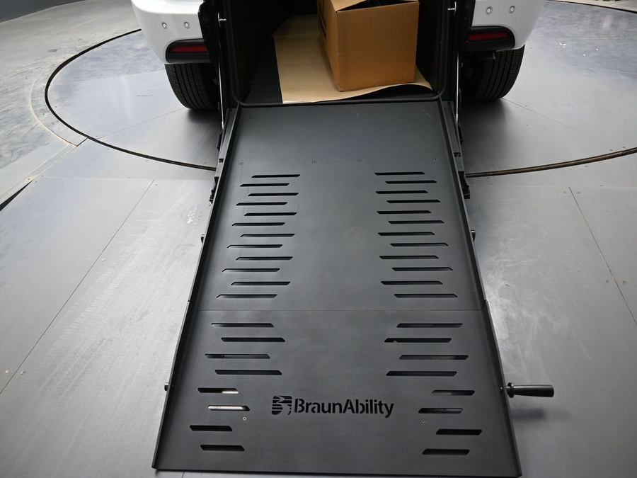 White Chrysler Voyager image number 8