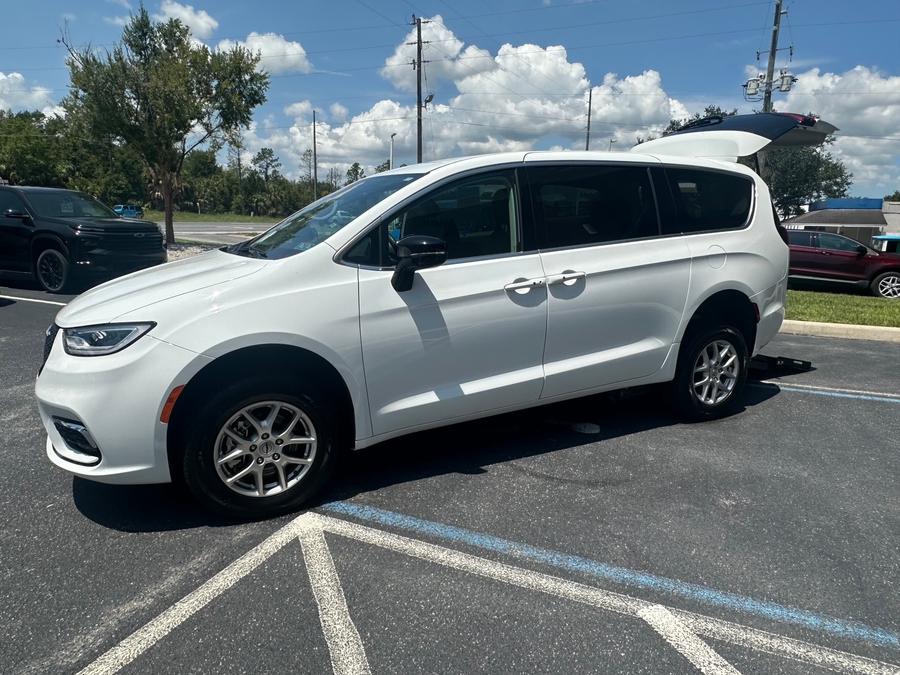 White Chrysler Pacifica image number 5