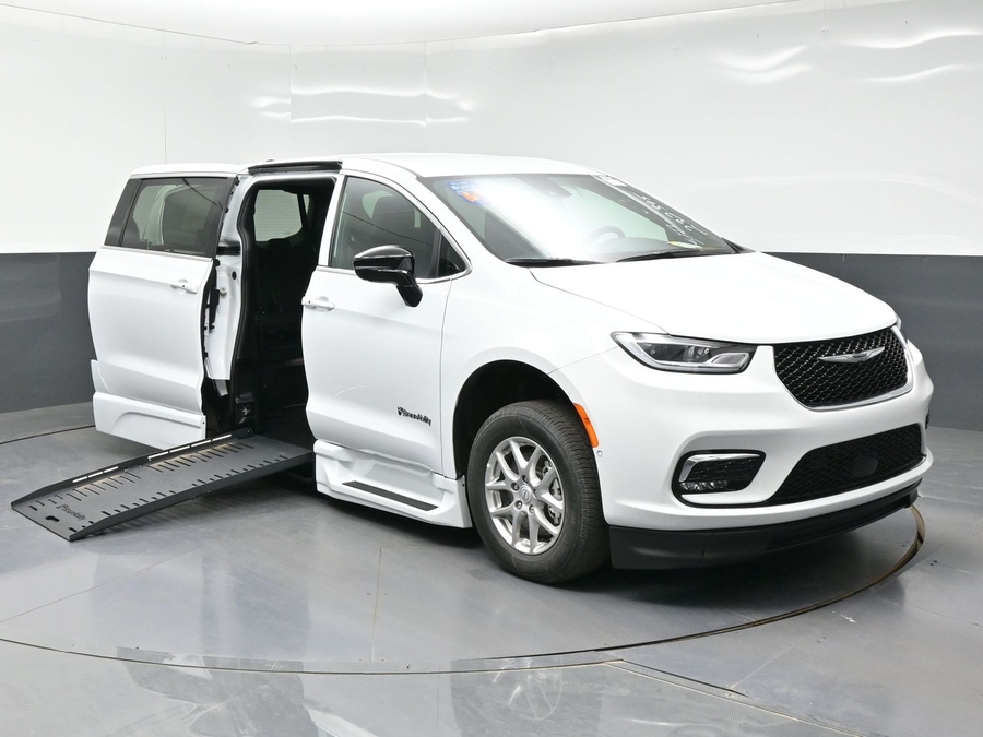 2026 Chrysler Pacifica's photo