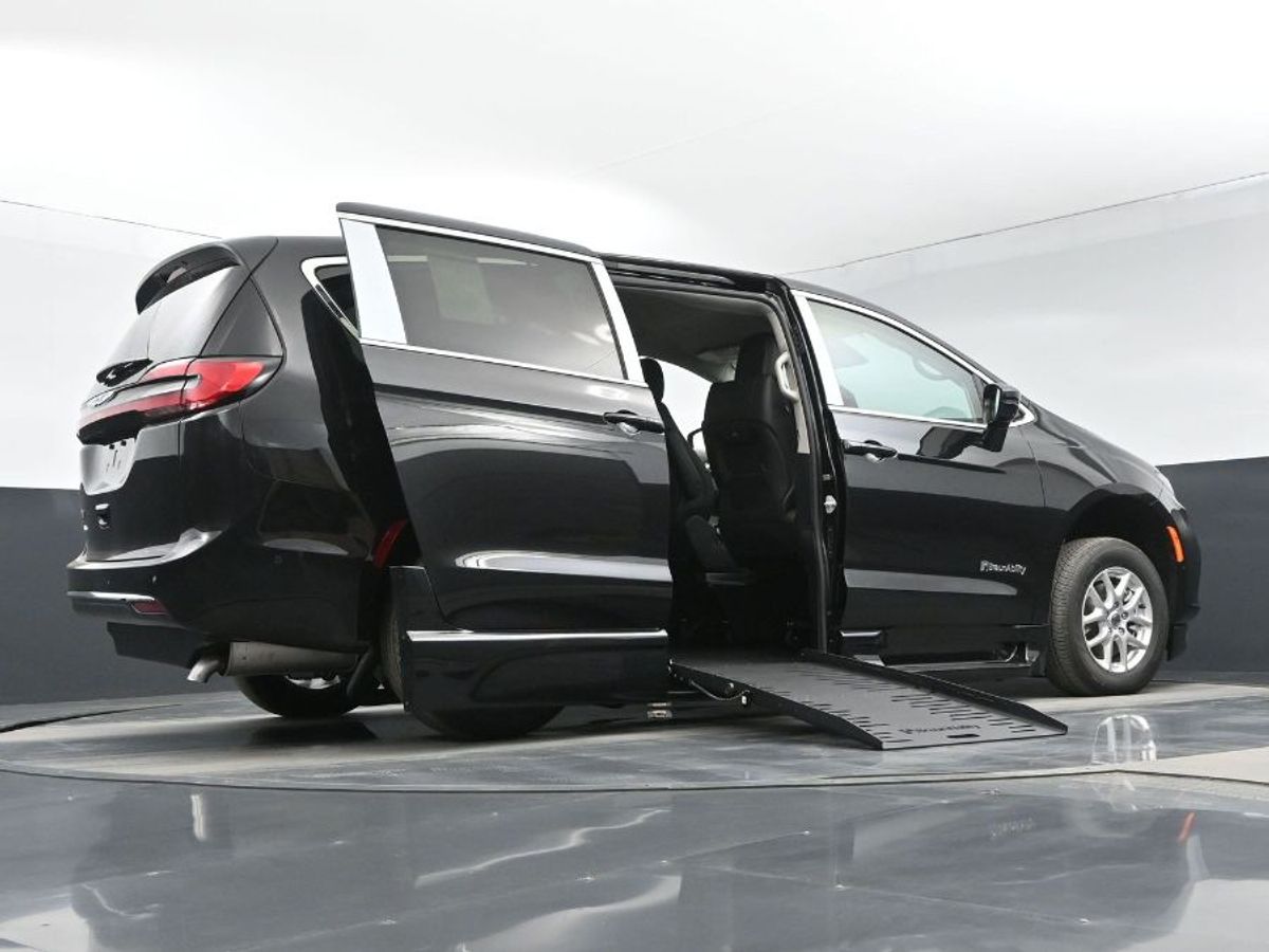 Black Chrysler Pacifica image number 12