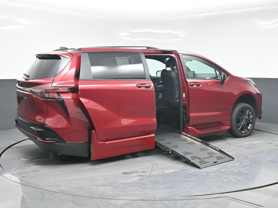 New 2025 Toyota Sienna Hybrid XSE Sport - BraunAbility Side Entry Entry Fold Out Automatic Ramp