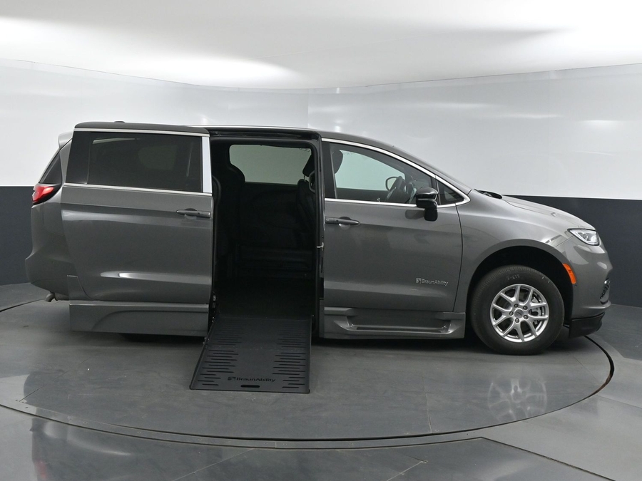 New 2025 Chrysler Pacifica Select Safety - BraunAbility Side Entry Entry Fold Out Automatic Ramp