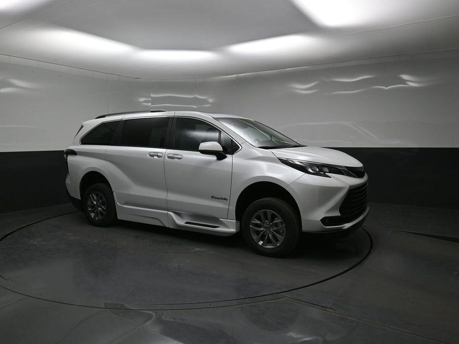 White Toyota Sienna image number 16