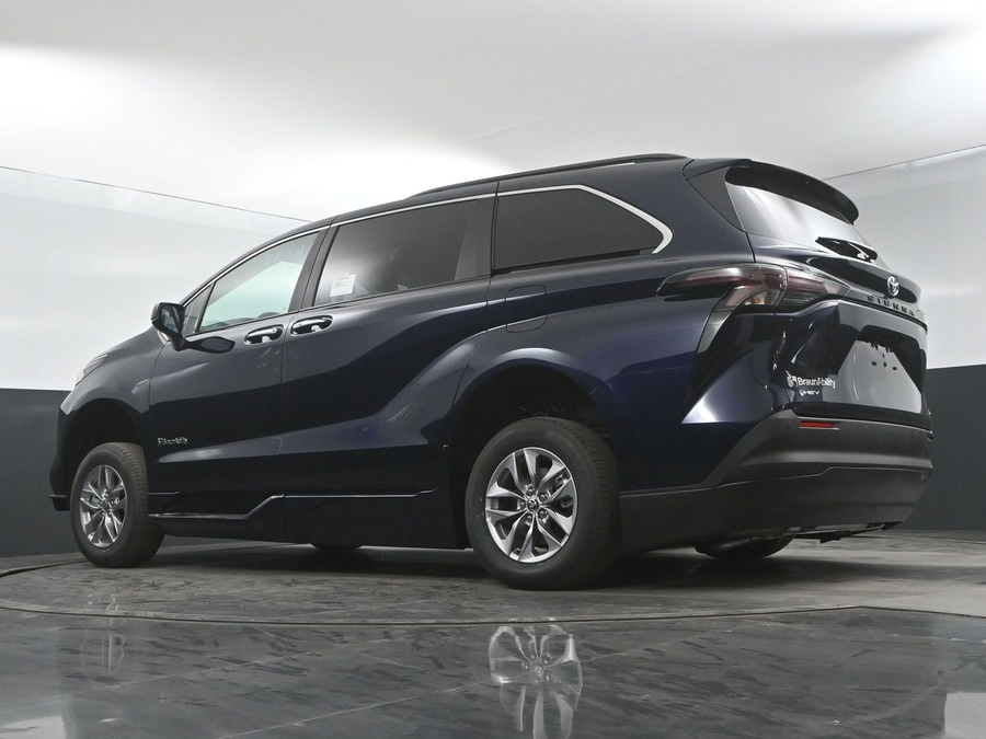 New 2025 Toyota Sienna Hybrid XLE Plus - BraunAbility Side Entry Entry In Floor Automatic Ramp