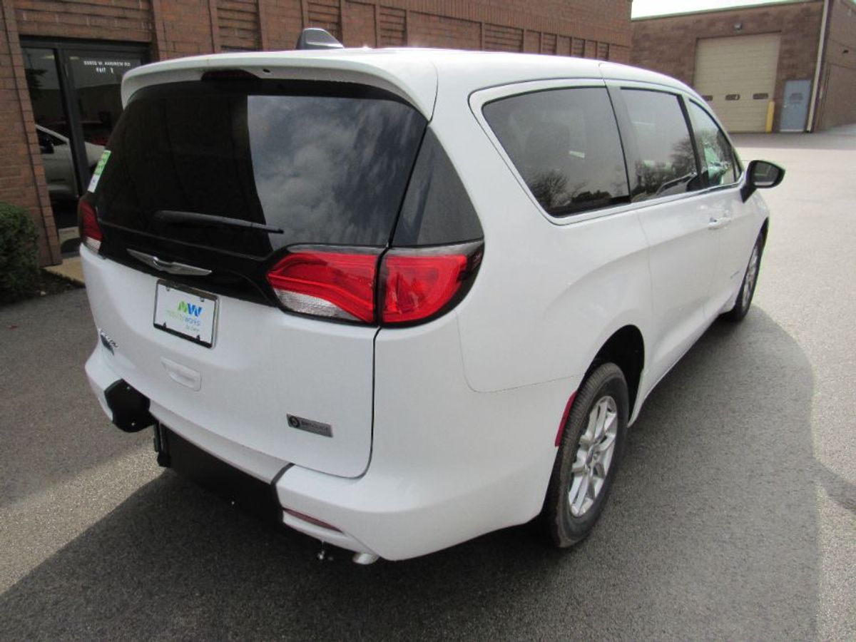 2024 CHRYSLER VOYAGER - Image 10