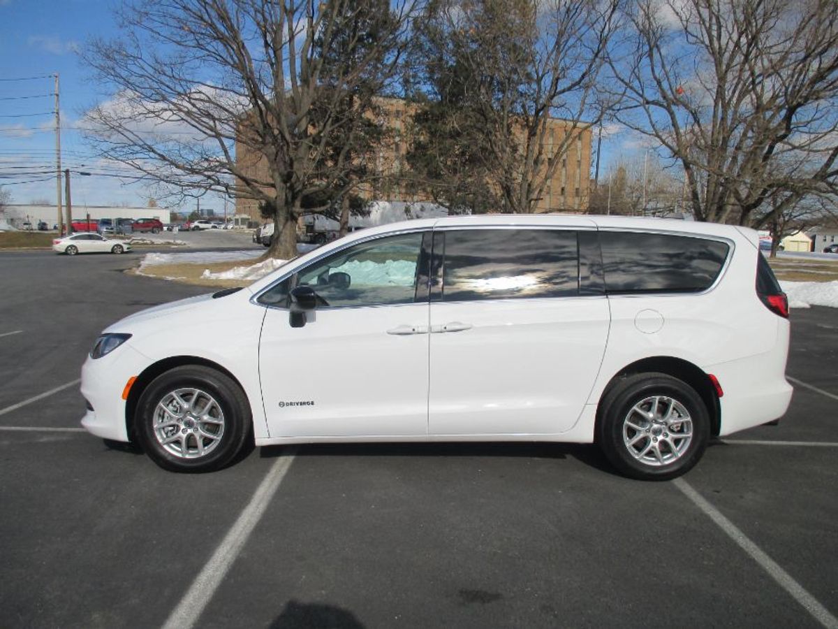 2024 CHRYSLER VOYAGER - Image 3