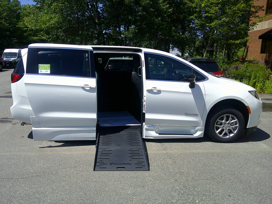 White Chrysler Voyager image number 1