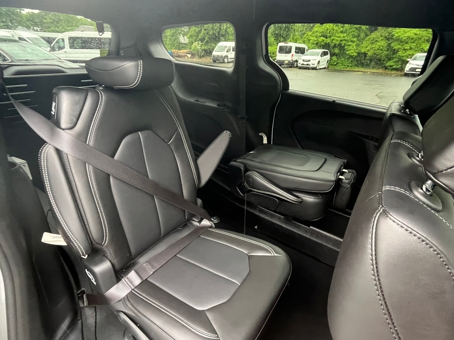 White Chrysler Voyager image number 12