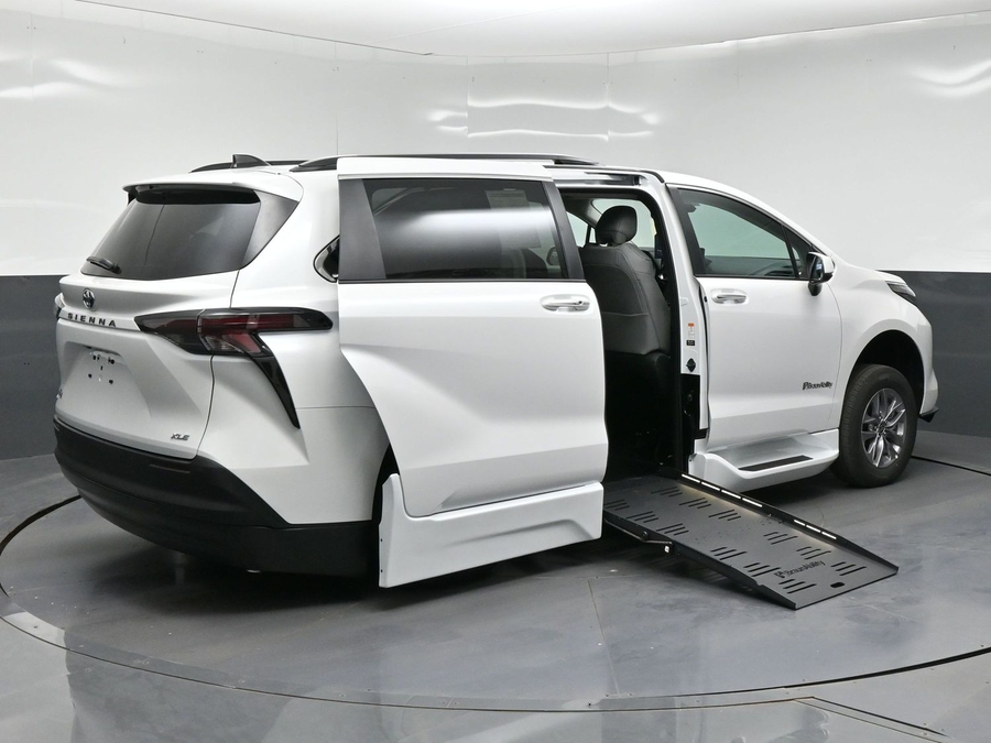 New 2026 Toyota Sienna Hybrid XLE Base - BraunAbility Side Entry Fold Out Automatic Ramp