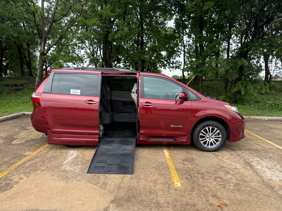 Used 2018 Toyota Sienna XLE - BraunAbility Side Entry Entry Fold Out Automatic Ramp