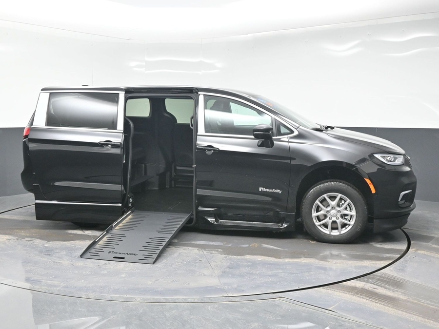 Black Chrysler Pacifica image number 7