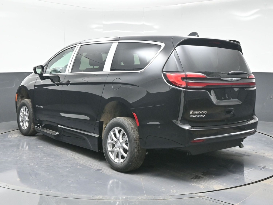 Black Chrysler Pacifica image number 4
