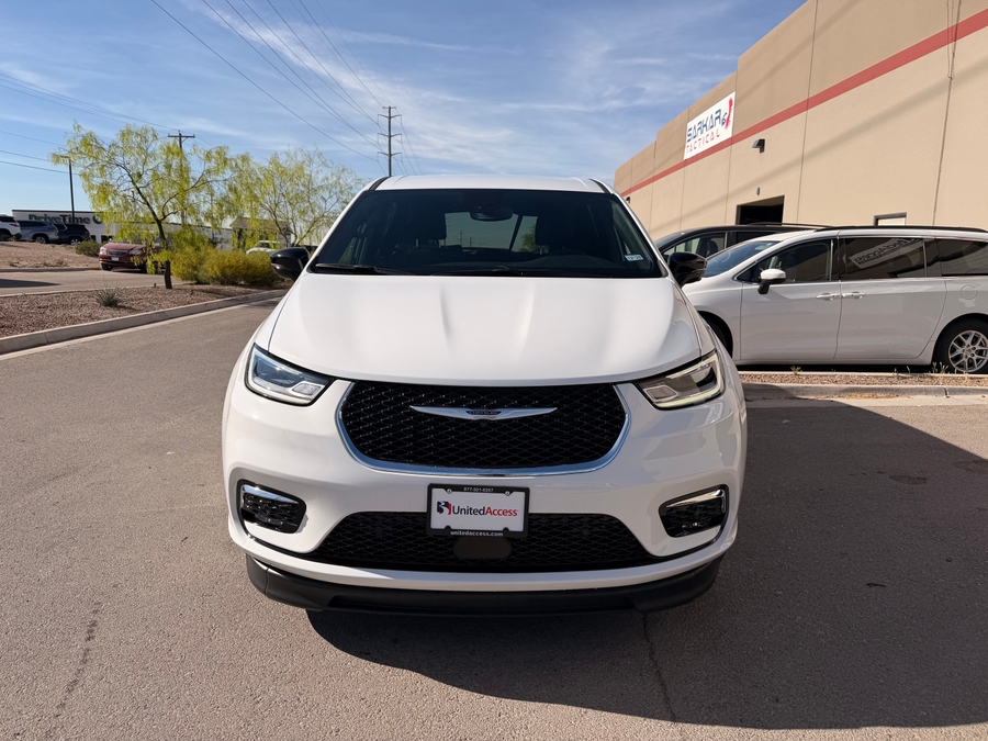 Used 2025 Chrysler Pacifica Select - BraunAbility Side Entry Entry Fold Out Automatic Ramp