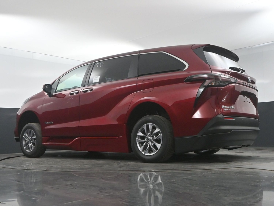New 2025 Toyota Sienna Hybrid XLE Base - BraunAbility Side Entry Entry In Floor Automatic Ramp