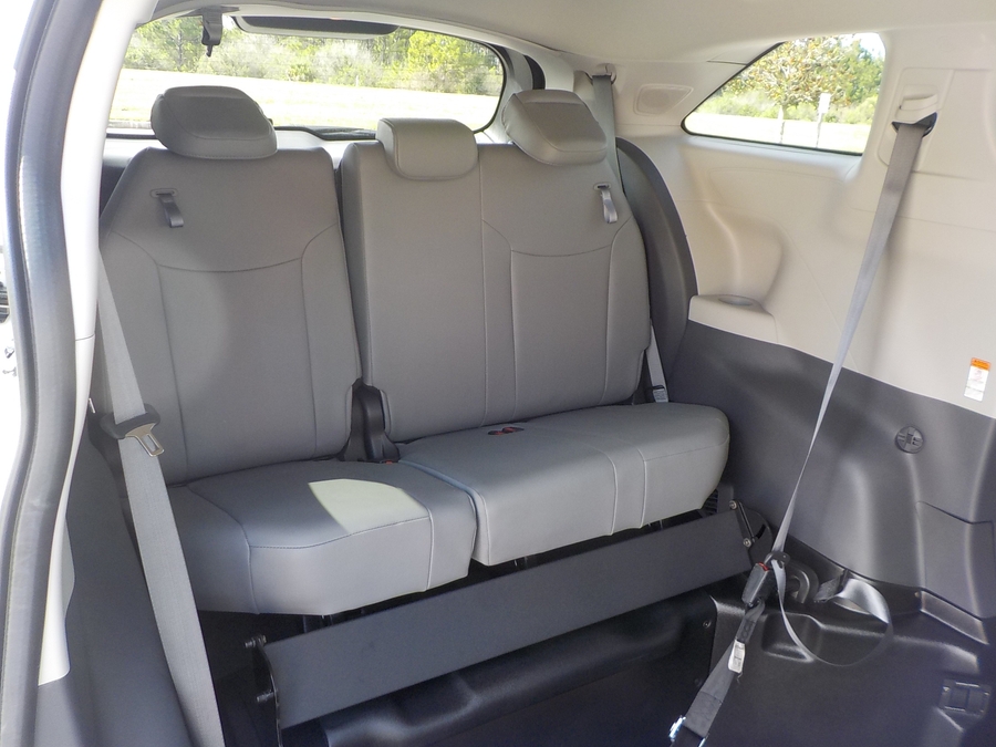 White Toyota Sienna image number 17