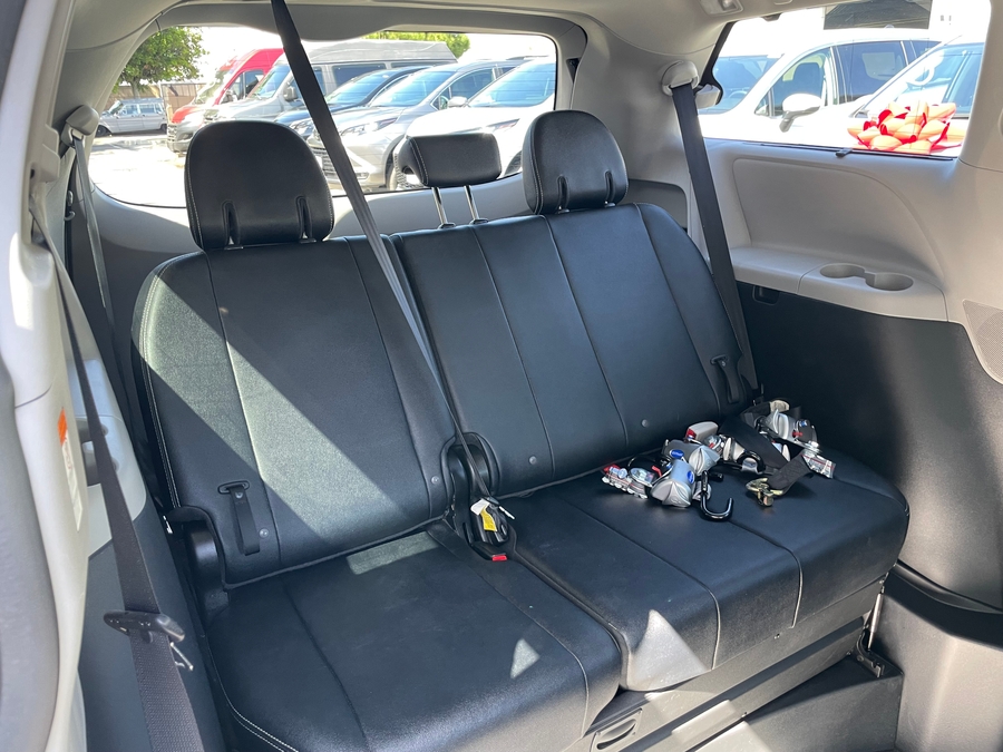 Used 2018 Toyota Sienna SE - BraunAbility Side Entry Entry Fold Out Automatic Ramp