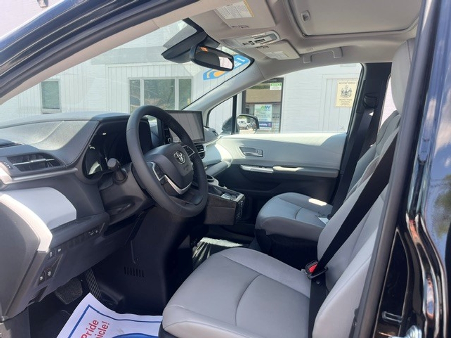 Imagen de la Toyota Sienna negra número 11