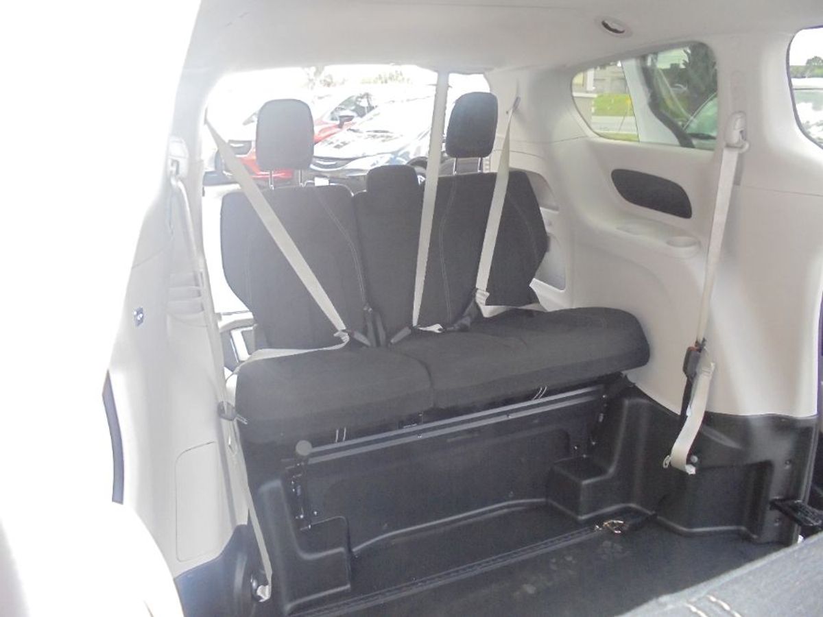White Chrysler Voyager image number 21