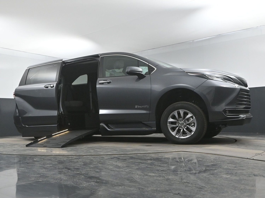 New 2025 Toyota Sienna Hybrid XLE Base - BraunAbility Side Entry Entry Fold Out Automatic Ramp