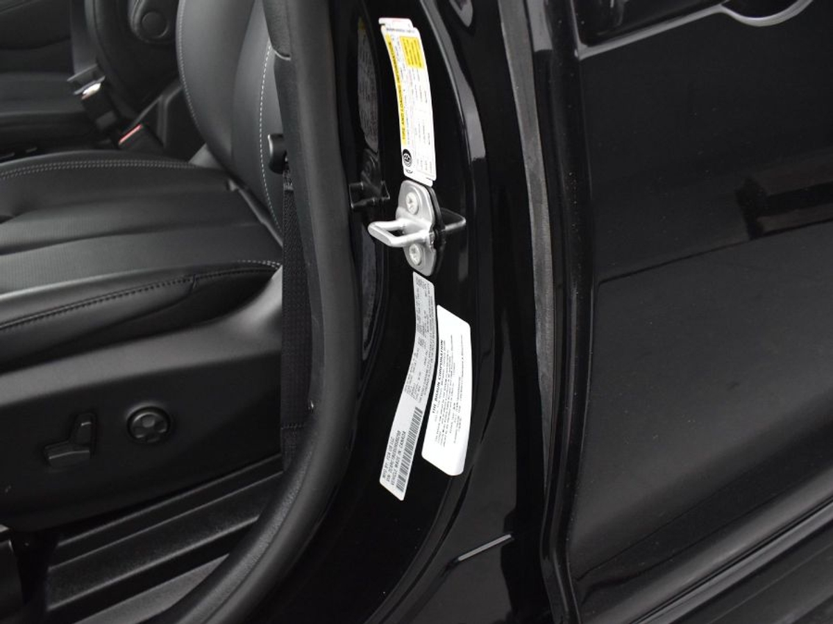 Black Chrysler Pacifica image number 16