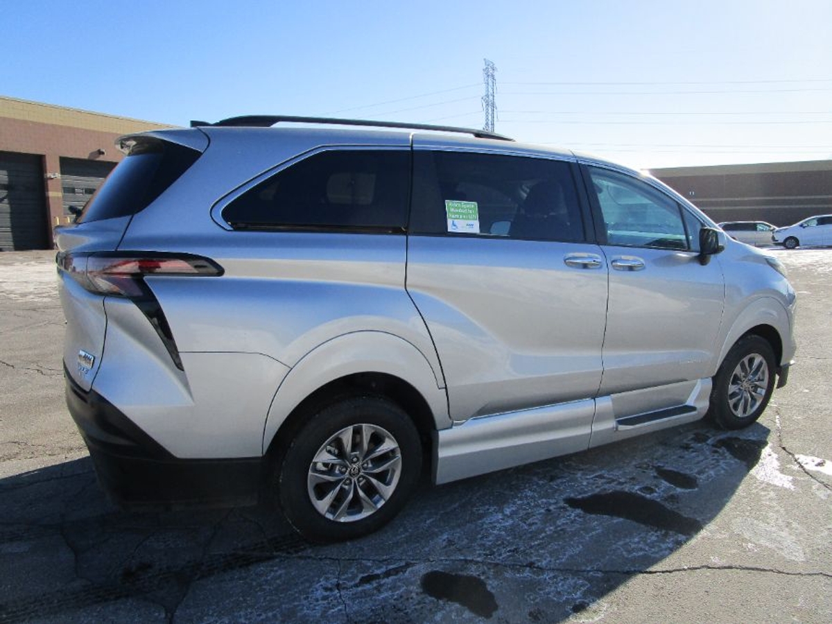 Silver Toyota Sienna image number 1