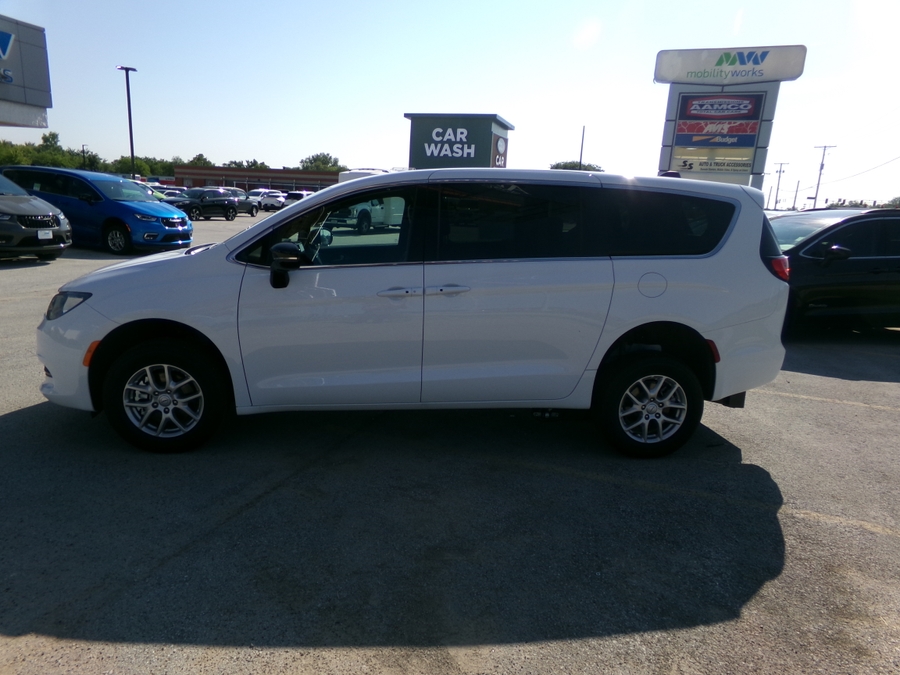 White Chrysler Voyager image number 3