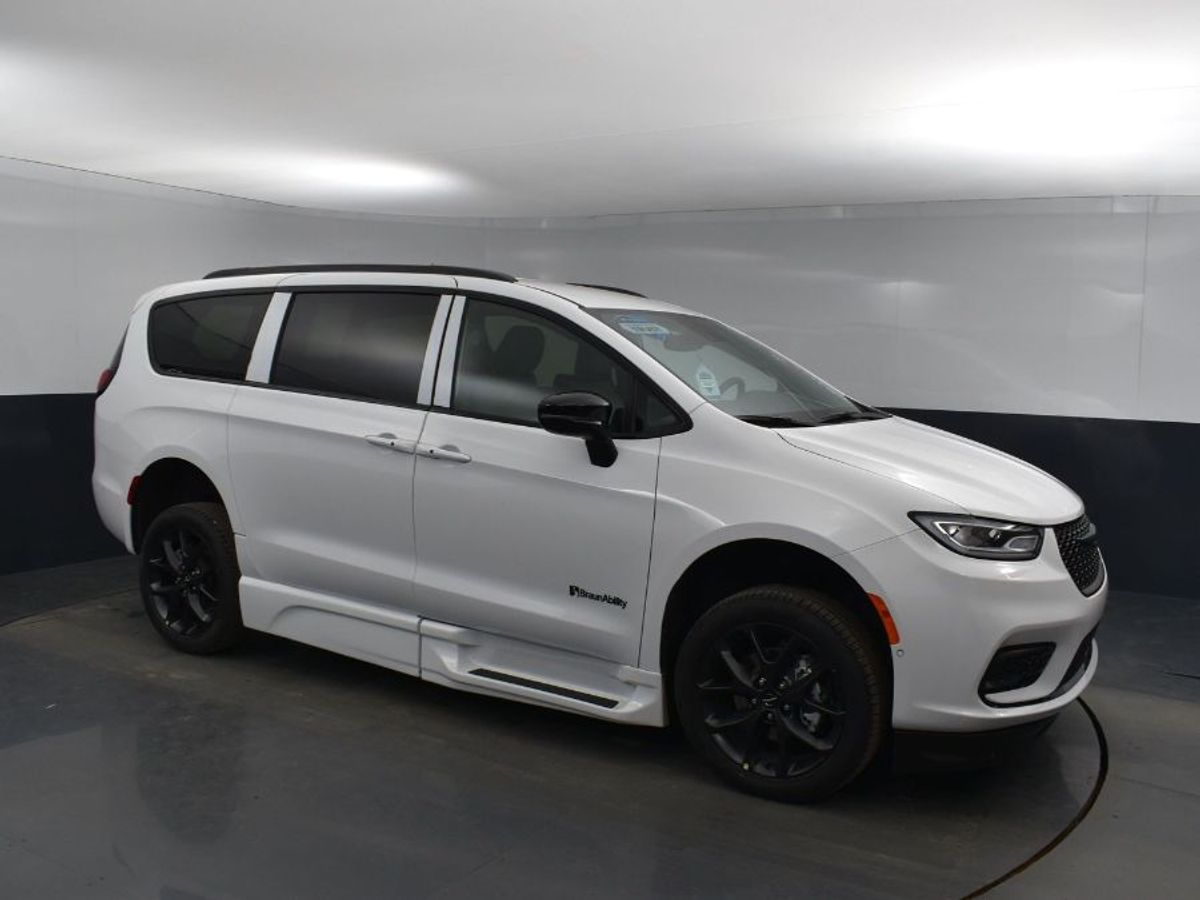 White Chrysler Pacifica image number 9