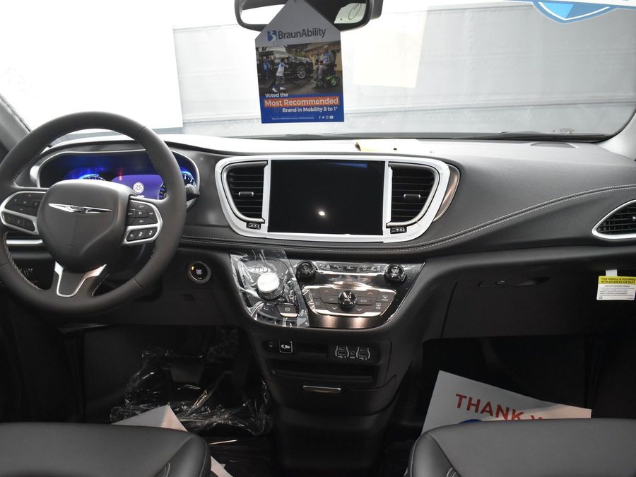 New 2025 Chrysler Pacifica Select Safety - BraunAbility Side Entry Entry Fold Out Automatic Ramp