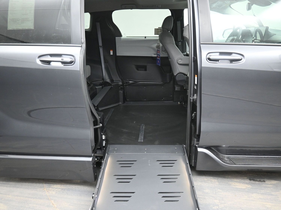 Grey Toyota Sienna image number 11