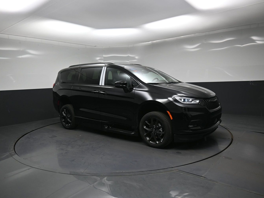 New 2026 Chrysler Pacifica Select Sport - BraunAbility Side Entry Fold Out Automatic Ramp