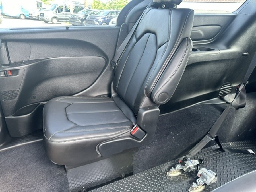 Red Chrysler Voyager image number 7