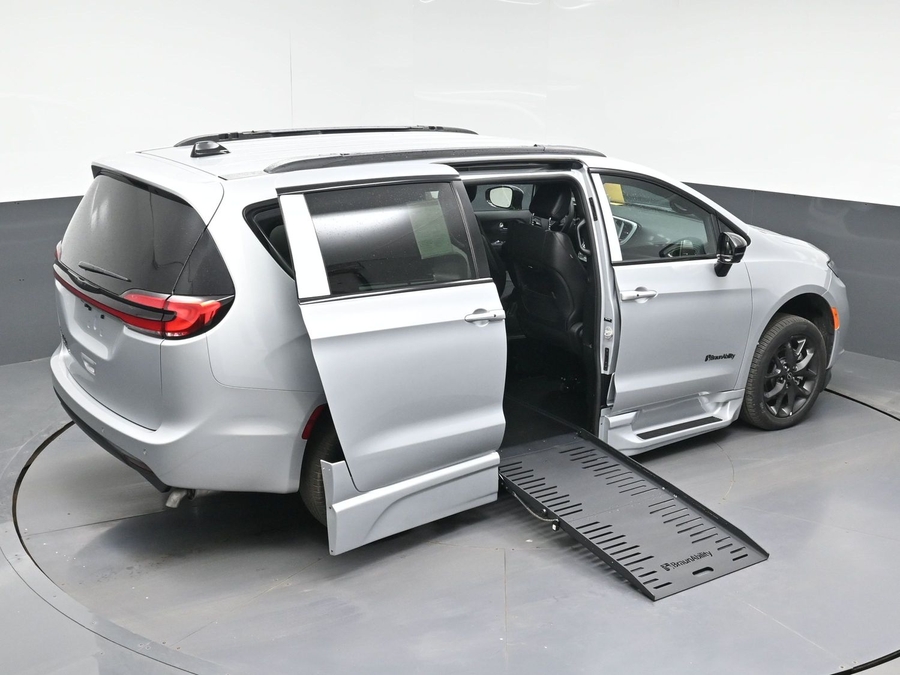 Silver Chrysler Pacifica image number 23