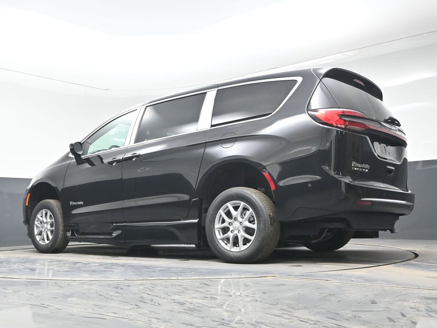 Black Chrysler Pacifica image number 20