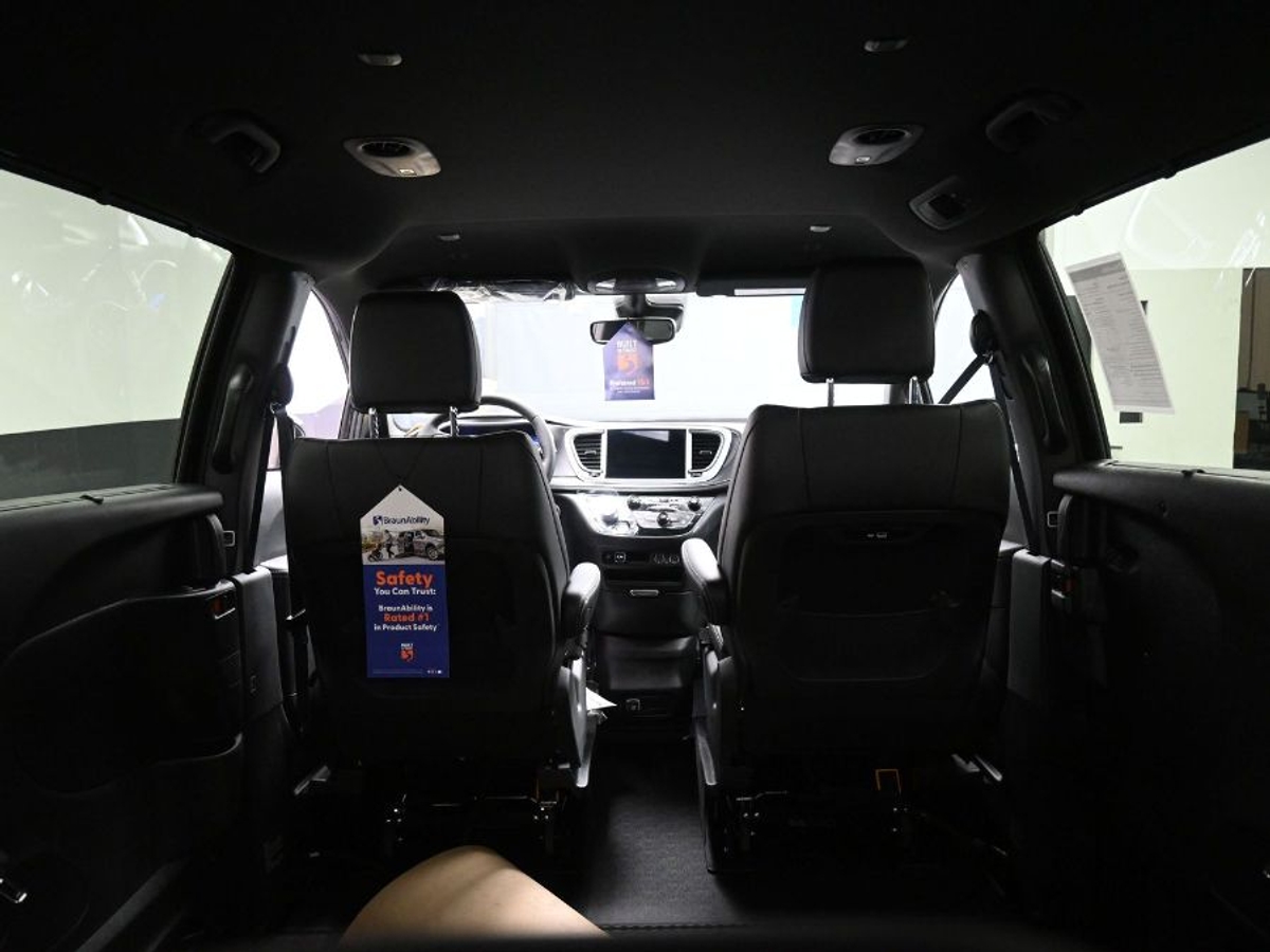 Black Chrysler Pacifica image number 19