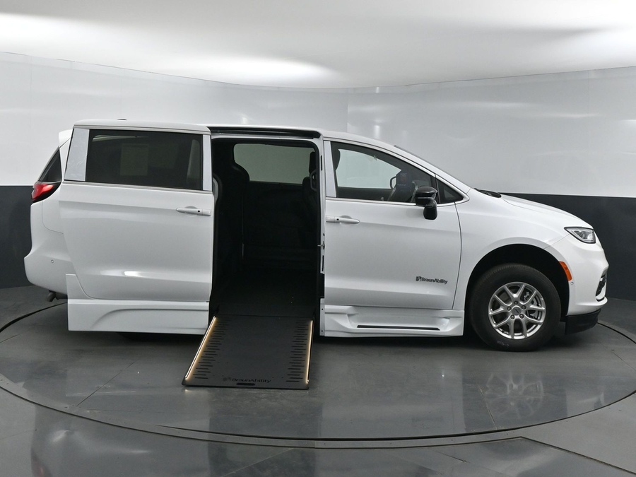 New 2025 Chrysler Pacifica Select Safety - BraunAbility Side Entry Entry In Floor Automatic Ramp