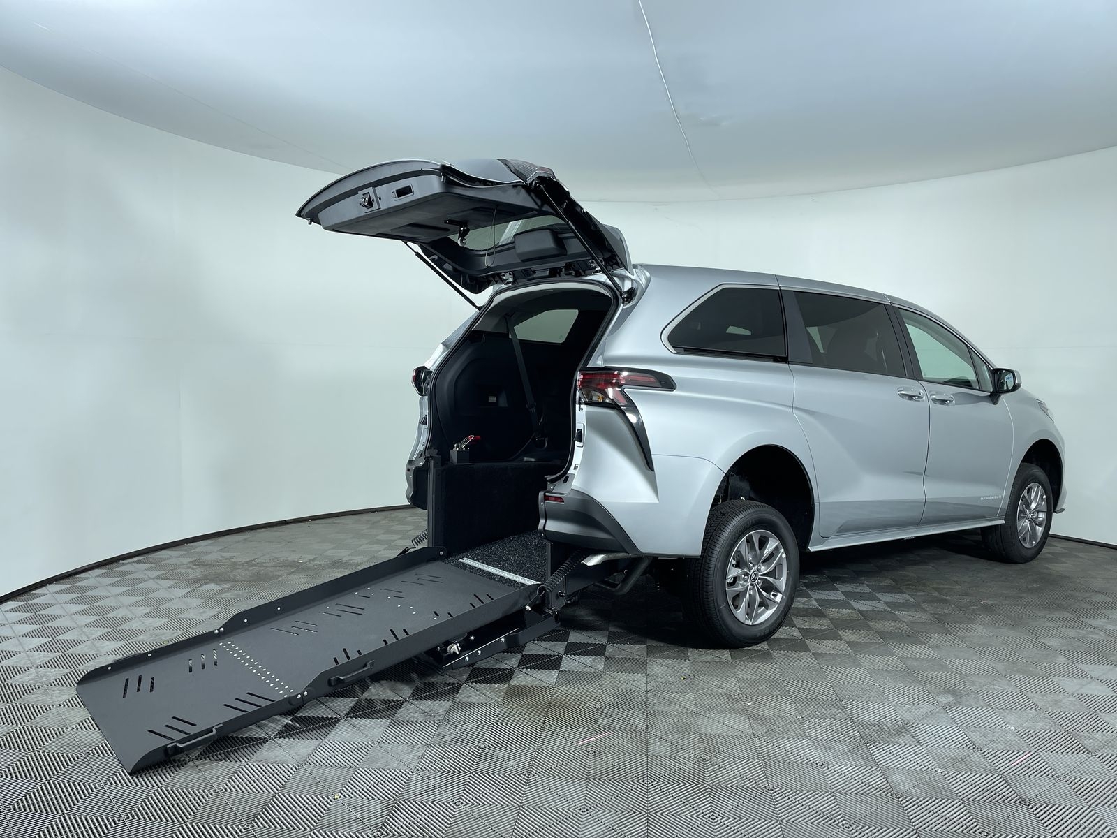 2025 Toyota Sienna LE's photo