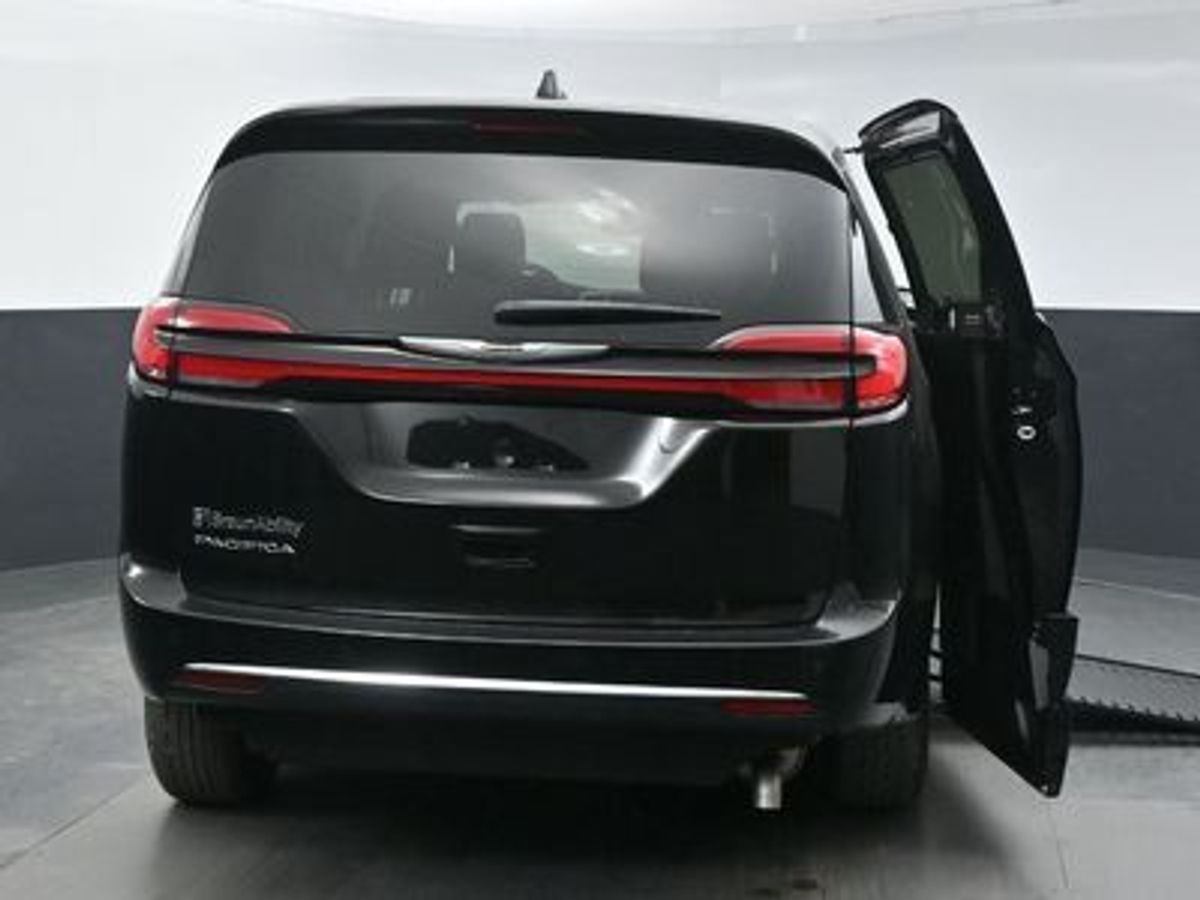 2025 Chrysler Pacifica Select - Photo 11