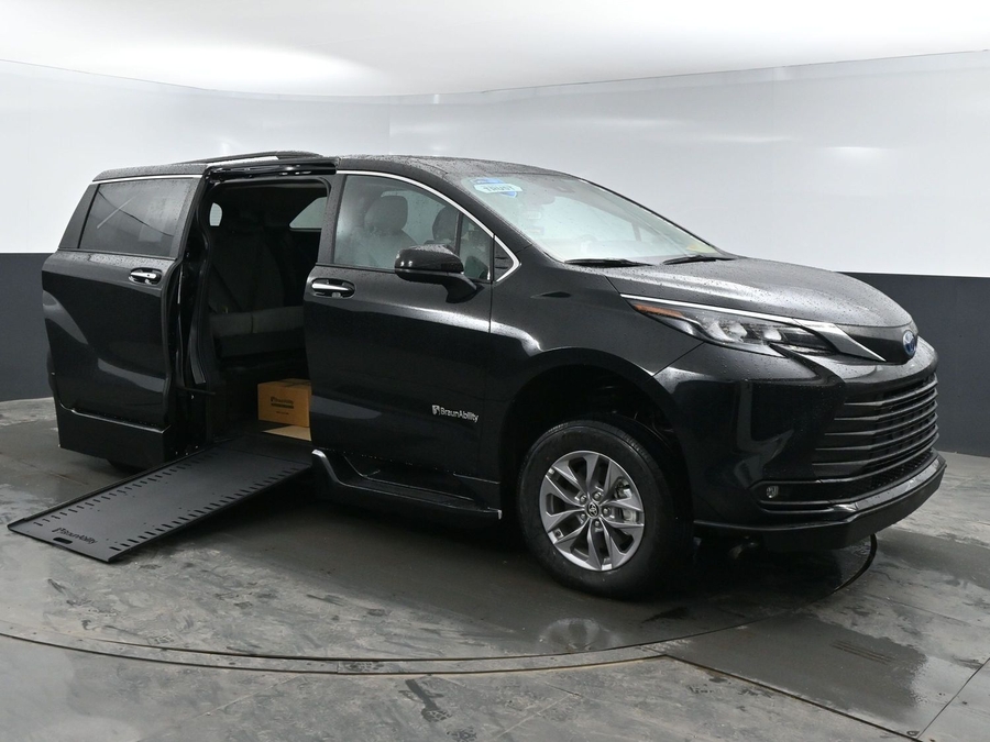 New 2025 Toyota Sienna Hybrid XLE Plus - BraunAbility Side Entry Entry In Floor Automatic Ramp
