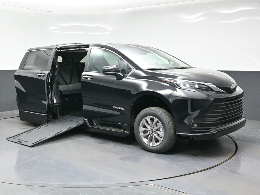 2026 Toyota Sienna XLE 7-Passenger Hybrid FWD's photo