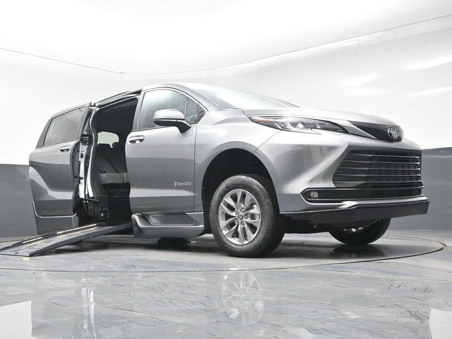 New 2026 Toyota Sienna Hybrid XLE Base - BraunAbility Side Entry Entry Fold Out Automatic Ramp