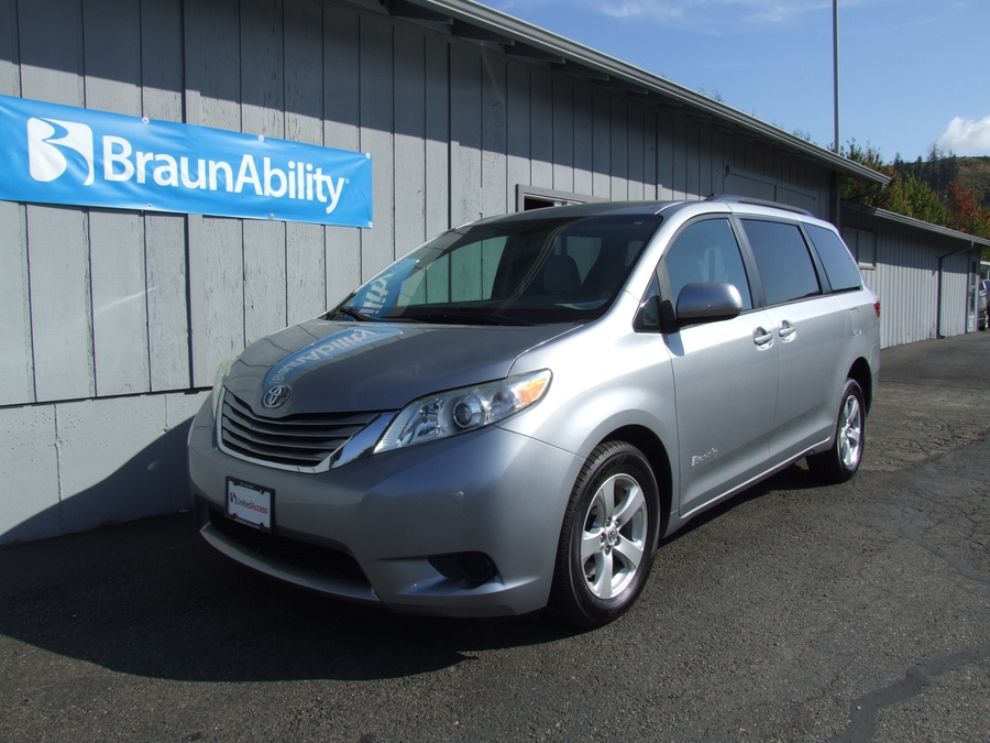 Used 2017 Toyota Sienna LE - BraunAbility Rear Entry Entry Fold Out Automatic Ramp