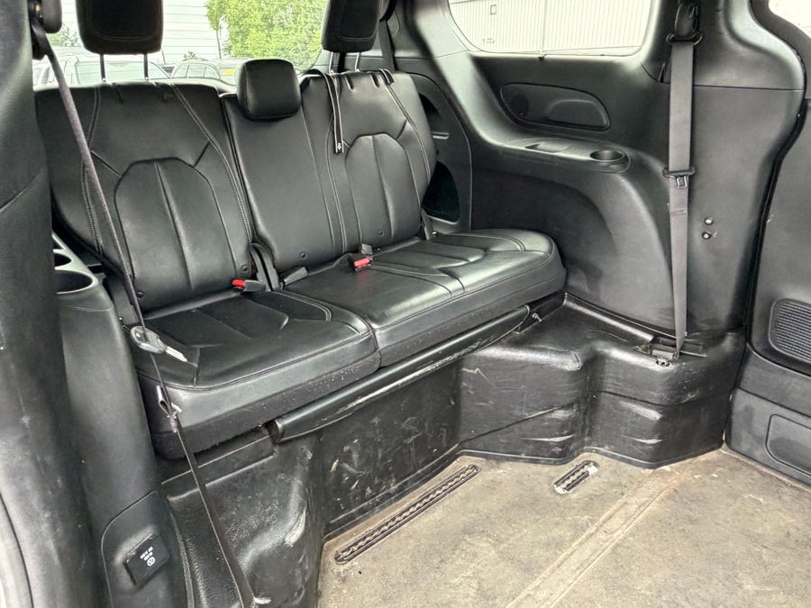 Black Chrysler Pacifica image number 14