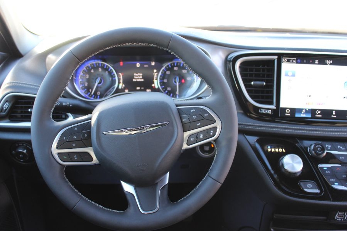 Grey Chrysler Pacifica image number 14