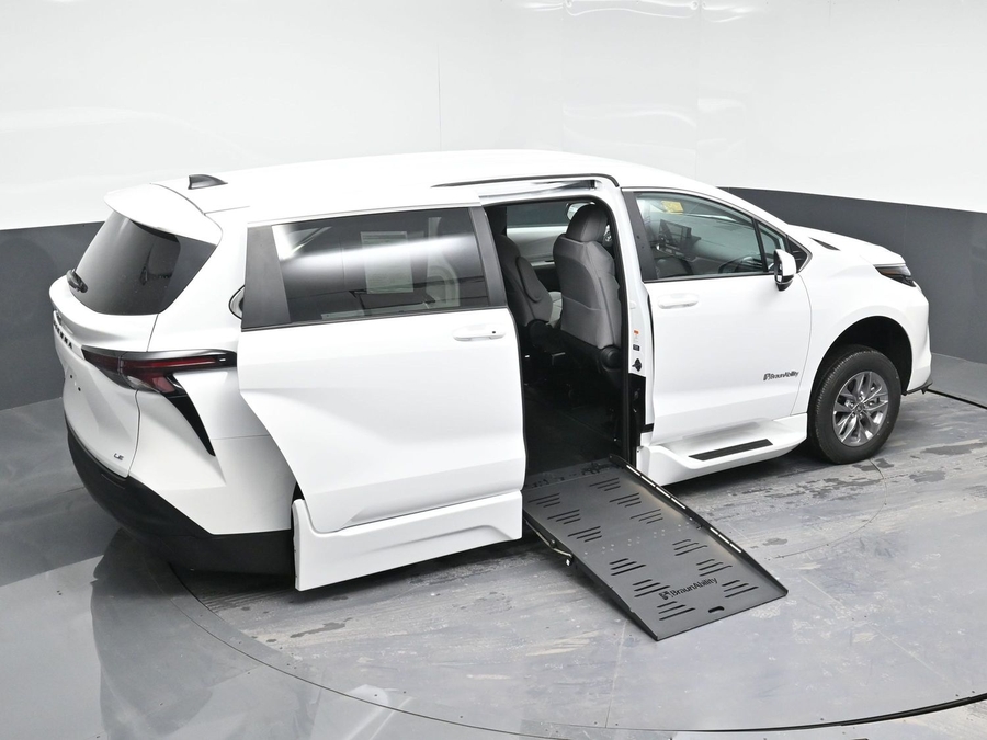 New 2025 Toyota Sienna Hybrid LE - BraunAbility Side Entry Entry Fold Out Automatic Ramp