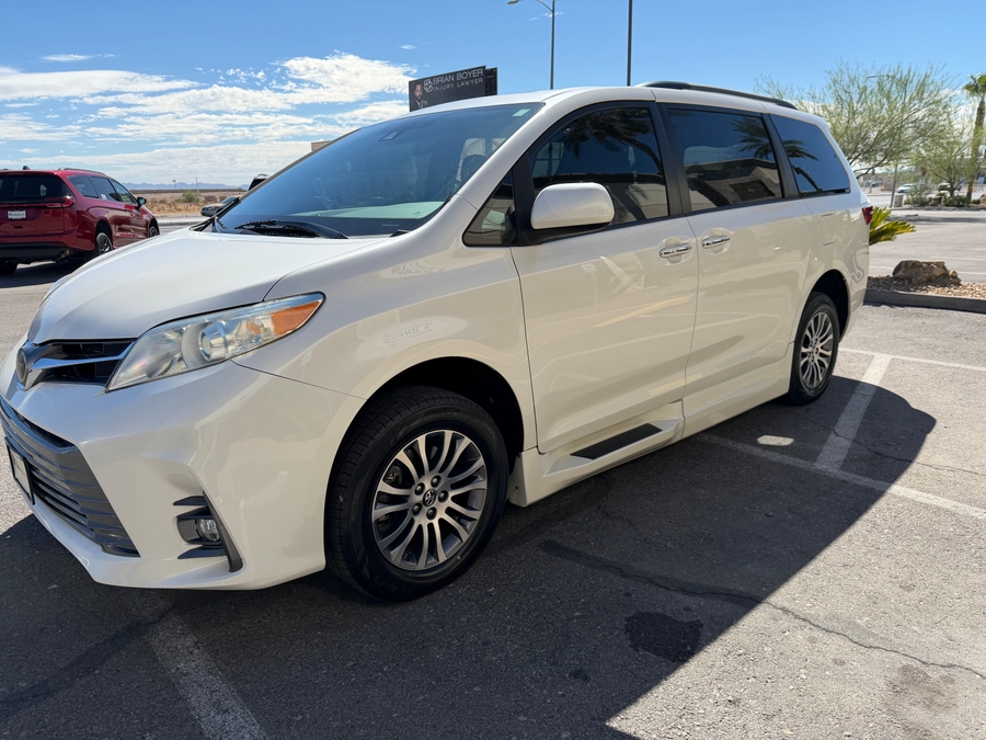 Used 2018 Toyota Sienna XLE - BraunAbility Side Entry Fold Out Automatic Ramp
