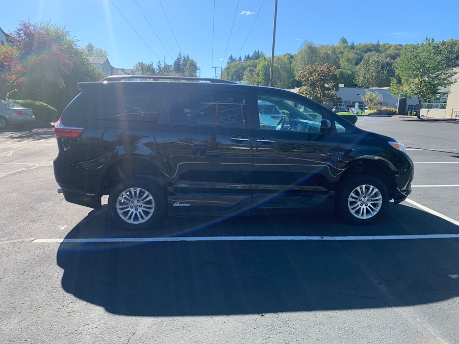 Used 2017 Toyota Sienna XLE Base - VMI Side Entry Entry In Floor Automatic Ramp