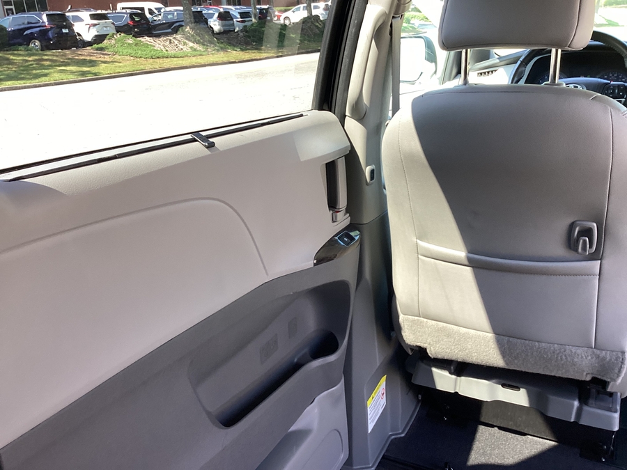 2020 Toyota Sienna XLE - Photo 14