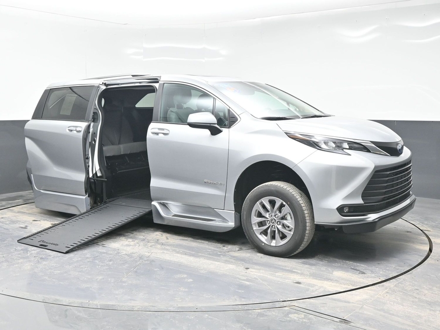 New 2025 Toyota Sienna Hybrid XLE Plus - BraunAbility Side Entry Entry In Floor Automatic Ramp